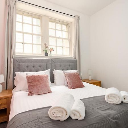 2 Bedroom Royal Mile Apartment EDI Eksteriør billede